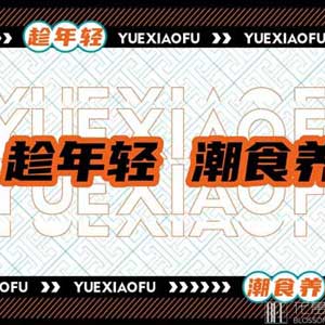 实地考察时，设计师如何与客户共同探讨场地特点的影响？
